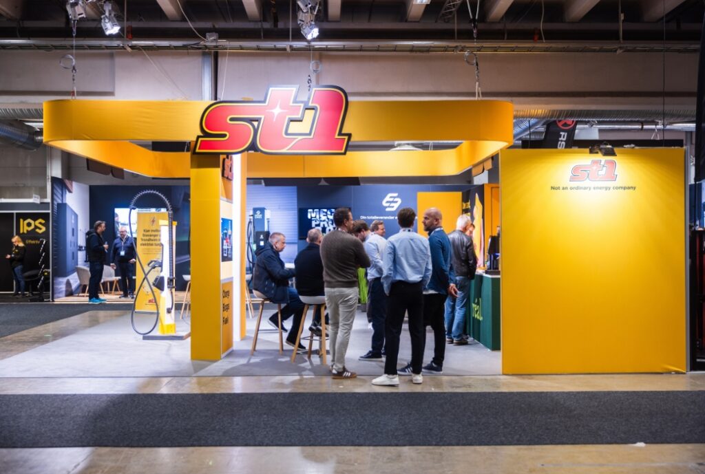 St1 Norge viser energiløsninger for tungtransport på Transportmessen 2026 gjennom en synlig og engasjerende messestand.