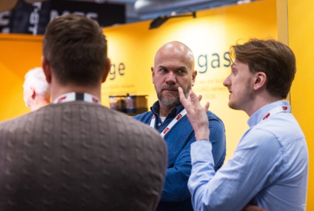Gode samtaler under St1 sin stand på messe. Standesign og standbygging av NPG Exhibition.