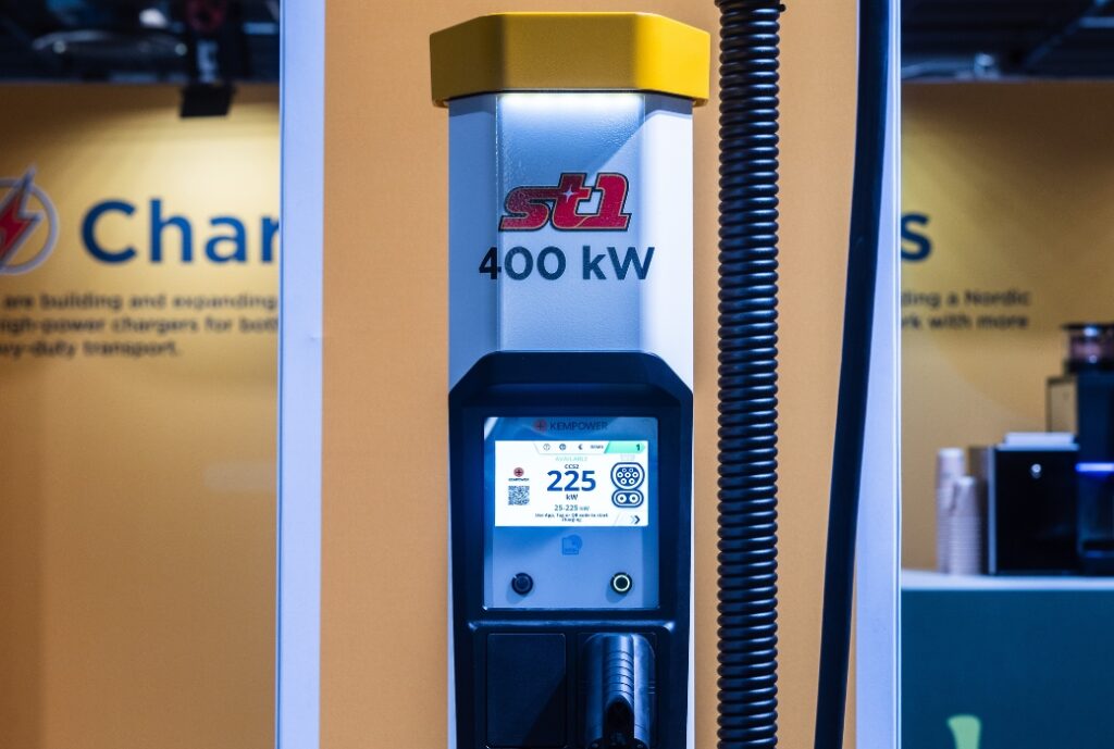 Messestand for St1 Norge på Transportmessen 2026 med tydelig standdesign inspirert av en energistasjon.
