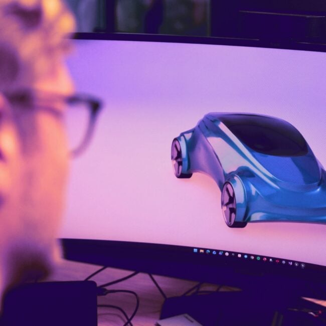 IDigital produktopplevelse | Mann foran PC skjerm som utvikler digital produktopplevelse