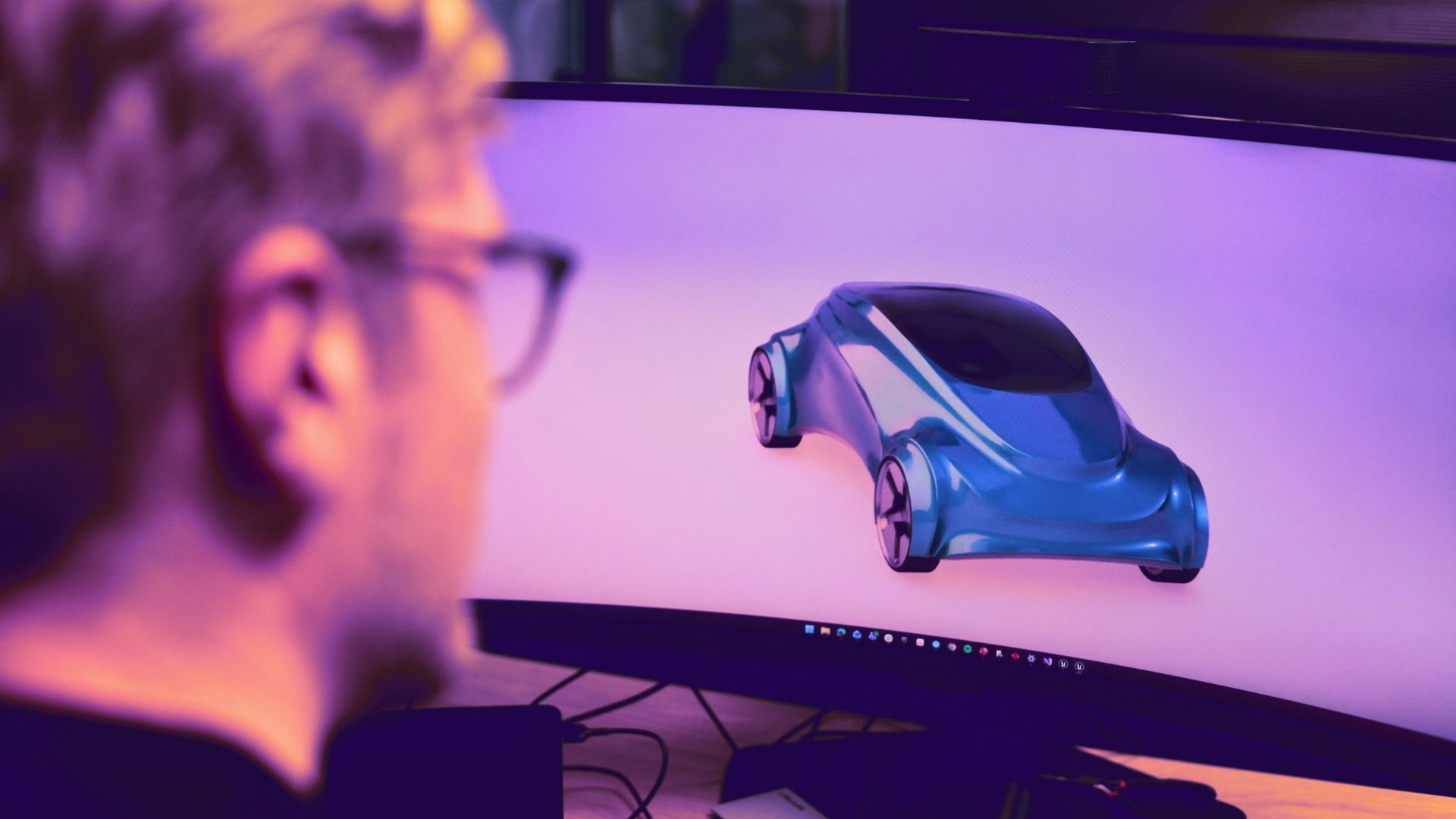 IDigital produktopplevelse | Mann foran PC skjerm som utvikler digital produktopplevelse